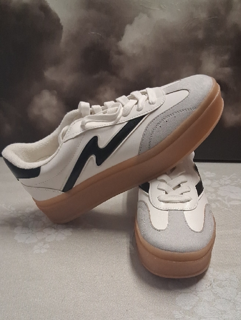 Madden Girl White & Gray Lace-Up Sneakers with Gum Sole Sae 9.5 - Picture 4 of 9